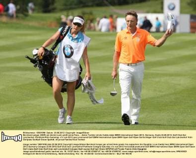 Bernhard Langer (GER) am letzten Loch grüßt seine Fans.....Seine Tochter ist als Caddy dabei BMW International Open 2012, Germany, Koeln 23.06.2012, Golf Club Gut Lärchenhof, Puhlheim Köln Samstag