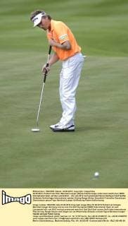 23.06.2012, Pulheim bei Köln: Bernhard Langer (Deutschland) knapp vorbei beim Golfturnier BMW International Open auf Gut Lärchenhof.
