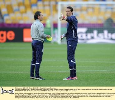 Football - UEFA Euro 2012 - Italien Training Italy s Gianluigi Buffon chats to manager Cesare Prandelli during their training session at the Olympic Stadium, Kiev, Ukraine 