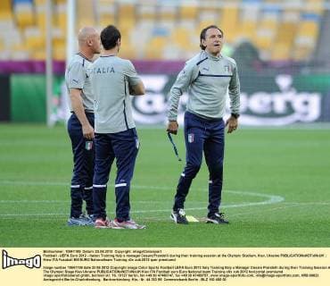 Football - UEFA Euro 2012 - Italien Training Italy s manager Cesare Prandelli during their training session at the Olympic Stadium, Kiev, Ukraine 