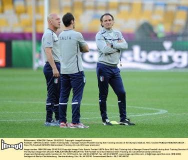 Football - UEFA Euro 2012 - Italien Training Italy s manager Cesare Prandelli during their training session at the Olympic Stadium, Kiev, Ukraine 