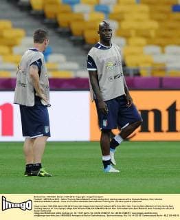 Football - UEFA Euro 2012 - Italien Training Mario Balotelli of Italy during their training session at the Olympic Stadium, Kiev, Ukraine 