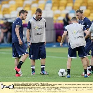 Italys Daniele De Rossi during training..Euro 2012 Italy Training, Olympic Stadium, Kiev, 23rd June 2012. Pic David Klein SPORTIMAGE EDITORIAL USE ONLY. No use with unauthorised audio, video, data, fixture lists, club league logos or live services. Online in-match use limited to 120 images, no video emulation. No use in betting, games or single club league player publications.