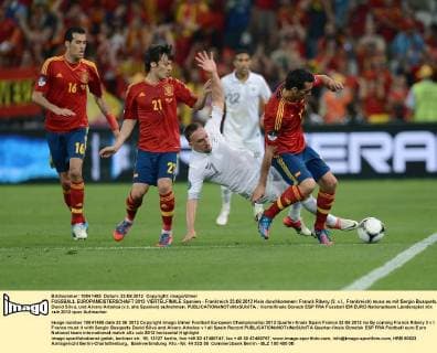 FUSSBALL EUROPAMEISTERSCHAFT 2012 VIERTELFINALE Spanien - Frankreich 23.06.2012 Kein durchkommen: Franck Ribery (3. v.l., Frankreich) muss es mit Sergio Busquets, David Silva, und Alvaro Arbeloa (v.l, alle Spanien) aufnehmen. 
