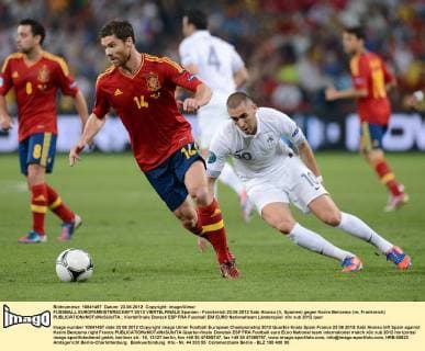 FUSSBALL EUROPAMEISTERSCHAFT 2012 VIERTELFINALE Spanien - Frankreich 23.06.2012 Xabi Alonso (li, Spanien) gegen Karim Benzema (re, Frankreich) 