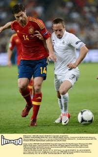 FUSSBALL EUROPAMEISTERSCHAFT 2012 VIERTELFINALE Spanien - Frankreich 23.06.2012 Xabi Alonso (li, Spanien) gegen Franck Ribery (re, Frankreich) 