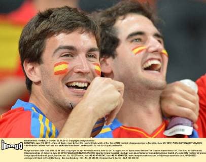 DONETSK, June 23, 2012 -- Fans of Spain react before the quarterfinal match at the Euro 2012 football championships in Donetsk, June 23, 2012. 
