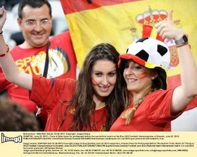 DONETSK, June 23, 2012 -- Fans of Spain pose for photograph before the quarterfinal match at the Euro 2012 football championships in Donetsk, June 23, 2012. 