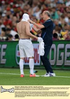 FUSSBALL EUROPAMEISTERSCHAFT 2012 VIERTELFINALE Spanien - Frankreich 23.06.2012 Franck Ribery (Frankreich) bekommt tatkräftige Unterstützung beim Wechsel seines Trikots 