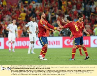 Sergio Ramos et Xavi (Spain) FOOTBALL : France vs Spain - Euro 2012 - 23 06 2012 NLeGouic FEP Panoramic 