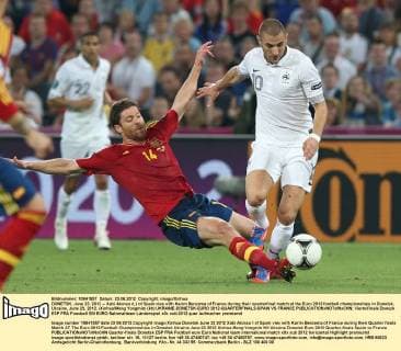 DONETSK, June 23, 2012 -- Xabi Alonso (L) of Spain vies with Karim Benzema of France during their quarterfinal match at the Euro 2012 football championships in Donetsk, Ukraine, June 23, 2012. (Xinhua Meng Yongmin) (kh) UKRAINE-DONETSK-EURO 2012-QUARTERFINALS-SPAIN VS FRANCE 
