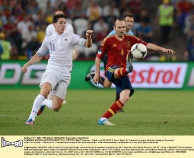 FUSSBALL EUROPAMEISTERSCHAFT 2012 VIERTELFINALE Spanien - Frankreich 23.06.2012 Samir Nasri (li, Frankreich) gegen Andres Iniesta (re, Spanien) 