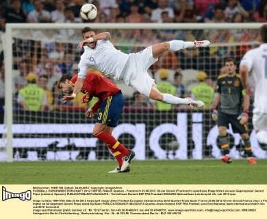 FUSSBALL EUROPAMEISTERSCHAFT 2012 VIERTELFINALE Spanien - Frankreich 23.06.2012 Olivier Giroud (Frankreich) spielt eine Etage höher als sein Gegenspieler Gerard Pique (stehend, Spanien) 