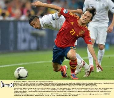 DONETSK, June 23, 2012 -- David Silva (R) of Spain vies with Gael Clichy of France during their quarterfinal match at the Euro 2012 football championships in Donetsk, Ukraine, June 23, 2012. Spain won 2-0 to enter the semifinals. (Xinhua Li Yong) (lm) UKRAINE-DONETSK-EURO 2012-QUARTERFINALS-SPAIN VS FRANCE 