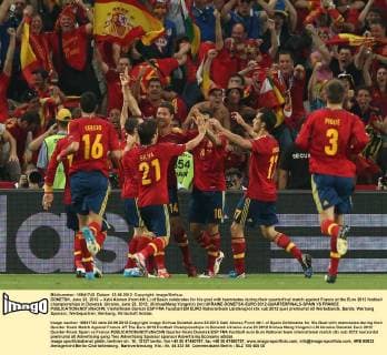 DONETSK, June 23, 2012 -- Xabi Alonso (front 4th L) of Spain celebrates for his goal with teammates during their quarterfinal match against France at the Euro 2012 football championships in Donetsk, Ukraine, June 23, 2012. (Xinhua Meng Yongmin) (lm) UKRAINE-DONETSK-EURO 2012-QUARTERFINALS-SPAIN VS FRANCE 