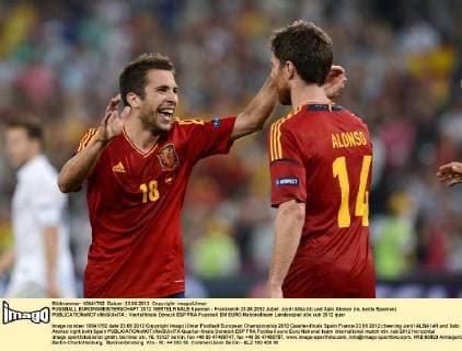 FUSSBALL EUROPAMEISTERSCHAFT 2012 VIERTELFINALE Spanien - Frankreich 23.06.2012 Jubel: Jordi Alba (li) und Xabi Alonso (re, beide Spanien) 