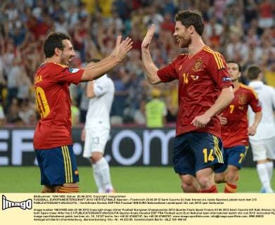 FUSSBALL EUROPAMEISTERSCHAFT 2012 VIERTELFINALE Spanien - Frankreich 23.06.2012 Santi Cazorla (li) Xabi Alonso (re, beide Spanien) jubeln nach dem 2:0 