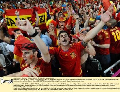 DONETSK, June 23, 2012 -- Fans of Spain celebrate after the quarterfinal match at the Euro 2012 football championships in Donetsk, June 23, 2012. 