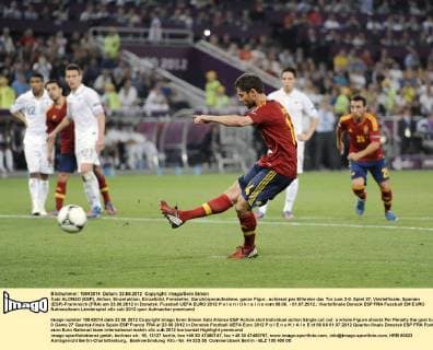 Xabi ALONSO (ESP), Aktion, Einzelaktion, Einzelbild, Freisteller, Ganzkörperaufnahme, ganze Figur., schiesst per Elfmeter das Tor zum 2-0. Spiel 27, Viertelfinale, Spanien (ESP)-Frankreich (FRA) am 23.06.2012 in Donetsk. Fussball UEFA EURO 2012 P o l e n U k r a i n e vom 08.06. - 01.07.2012.