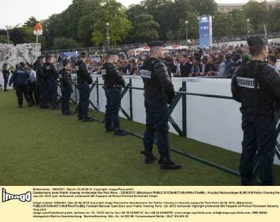 Gendarmerie beim Public Viewing im Hyundai Fan Park Paris - 23 06 2012 JBAutissier 