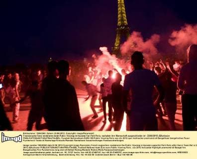 Französische Fans randalieren beim Public Viewing im Hyundai Fan Park Paris, nachdem ihre Mannschaft ausgeschieden ist - 23 06 2012 JBAutissier 