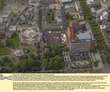 Luftbild, Dortmunder Friedensplatz vor dem Rathaus, Grossleinwände, Sicherheitsgassen, Rudelgucken, Grossleinwand, Fussball, Europameisterschaft, Public Viewing, EM Viertelfinalspiel Deutschland - Griechenland, Luftbild, Dortmund, Ruhrgebiet, Nordrhein-Westfalen, Deutschland, Europa !ACHTUNGxMINDESTHONORARx60xEURO!