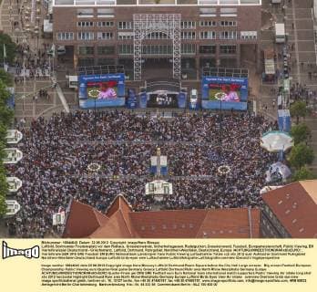Luftbild, Dortmunder Friedensplatz vor dem Rathaus, Grossleinwände, Sicherheitsgassen, Rudelgucken, Grossleinwand, Fussball, Europameisterschaft, Public Viewing, EM Viertelfinalspiel Deutschland - Griechenland, Luftbild, Dortmund, Ruhrgebiet, Nordrhein-Westfalen, Deutschland, Europa !ACHTUNGxMINDESTHONORARx60xEURO!