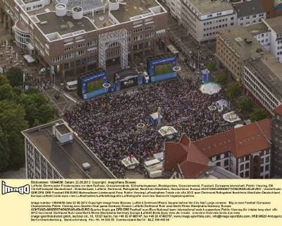 Luftbild, Dortmunder Friedensplatz vor dem Rathaus, Grossleinwände, Sicherheitsgassen, Rudelgucken, Grossleinwand, Fussball, Europameisterschaft, Public Viewing, EM Viertelfinalspiel Deutschland - Griechenland, Luftbild, Dortmund, Ruhrgebiet, Nordrhein-Westfalen, Deutschland, Europa !ACHTUNGxMINDESTHONORARx60xEURO!