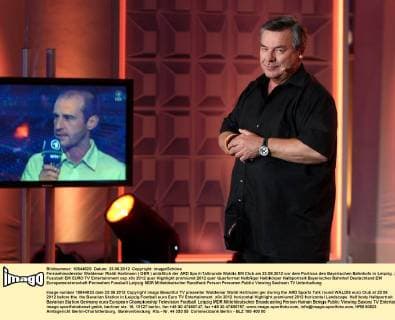 Fernsehmoderator Waldemar Waldi Hartmann ( GER ) anläßlich der ARD Sport-Talkrunde Waldis EM Club am 23.06.2012 vor dem Porticus des Bayerischen Bahnhofs in Leipzig.