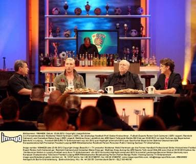 (l-r) Fernsehmoderator Waldemar Waldi Hartmann ( GER ), der ehemalige Handball-Profi Stefan Kretzschmar , Fußball-Experte Reiner Calli Calmund ( GER eigentl. Reinhold Calmund ) und Comedian Matze Knop ( GER eigentl. Matthias Knop ) anläßlich der ARD Sport-Talkrunde Waldis EM Club am 23.06.2012 vor dem Porticus des Bayerischen Bahnhofs in Leipzig.