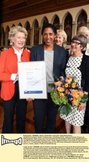 24.06.2012 Frankfurt, Römer im Kaisersaal, Verleihung des Dr. Gabriele Strecker Preises an DFB-Direktorin Steffi Jones durch die Soroptimisten Preisträgerin Steffi Jones (DFB-Direktorin) und OB Petra Roth (Stadt Frankfurt) links, rechts Angelika Amend (Vorsitzende SI Club Frankfurt HELP e.V.)