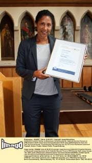 24.06.2012 Frankfurt, Römer im Kaisersaal, Verleihung des Dr. Gabriele Strecker Preises an DFB-Direktorin Steffi Jones durch die Soroptimisten Steffi Jones (DFB-Direktorin) freut sich über die Auszeichnung