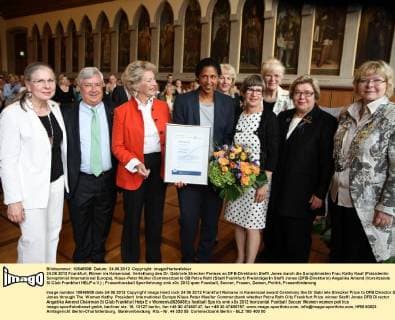 24.06.2012 Frankfurt, Römer im Kaisersaal, Verleihung des Dr. Gabriele Strecker Preises an DFB-Direktorin Steffi Jones durch die Soroptimisten Frau Kathy Kaaf (Präsidentin Soroptimist International Europa), Klaus-Peter Müller (Commerzbank) OB Petra Roth (Stadt Frankfurt) Preisträgerin Steffi Jones (DFB-Direktorin) Angelika Amend (Vorsitzende SI Club Frankfurt HELP e.V.)