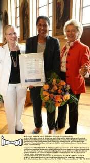 24.06.2012 Frankfurt, Römer im Kaisersaal, Verleihung des Dr. Gabriele Strecker Preises an DFB-Direktorin Steffi Jones durch die Soroptimisten Frau Kathy Kaaf (Präsidentin Soroptimist International Europa), Preisträgerin Steffi Jones (DFB-Direktorin) und OB Petra Roth (Stadt Frankfurt)