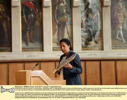 24.06.2012 Frankfurt, Römer im Kaisersaal, Verleihung des Dr. Gabriele Strecker Preises an DFB-Direktorin Steffi Jones durch die Soroptimisten Steffi Jones (DFB-Direktorin) freut sich über die Auszeichnung