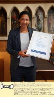 24.06.2012 Frankfurt, Römer im Kaisersaal, Verleihung des Dr. Gabriele Strecker Preises an DFB-Direktorin Steffi Jones durch die Soroptimisten Steffi Jones (DFB-Direktorin) freut sich über die Auszeichnung