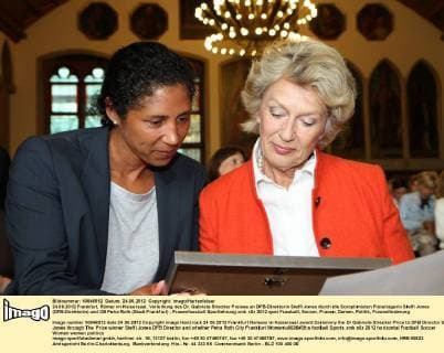 24.06.2012 Frankfurt, Römer im Kaisersaal, Verleihung des Dr. Gabriele Strecker Preises an DFB-Direktorin Steffi Jones durch die Soroptimisten Preisträgerin Steffi Jones (DFB-Direktorin) und OB Petra Roth (Stadt Frankfurt)