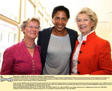 24.06.2012 Frankfurt, Römer im Kaisersaal, Verleihung des Dr. Gabriele Strecker Preises an DFB-Direktorin Steffi Jones durch die Sorooptimisten Vorjahrespreisträgerin die Fotografin Ursula Hillmann, Preisträgerin Steffi Jones (DFB-Direktorin) und OB Petra Roth (Stadt Frankfurt)