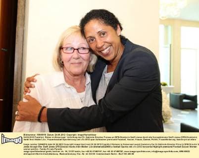 24.06.2012 Frankfurt, Römer im Kaisersaal, Verleihung des Dr. Gabriele Strecker Preises an DFB-Direktorin Steffi Jones durch die Sorooptimisten Steffi Jones (DFB-Direktorin) dankt Ihrer Mutter Lilo