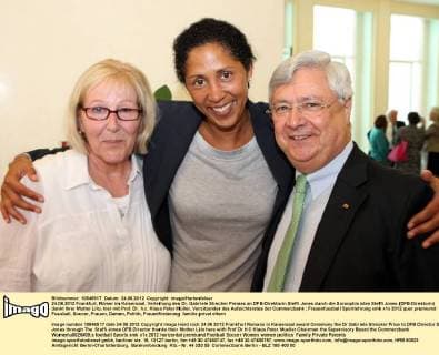 24.06.2012 Frankfurt, Römer im Kaisersaal, Verleihung des Dr. Gabriele Strecker Preises an DFB-Direktorin Steffi Jones durch die Sorooptimisten Steffi Jones (DFB-Direktorin) dankt Ihrer Mutter Lilo, hier mit Prof. Dr. h.c. Klaus Peter Müller, Vorsitzender des Aufsichtsrates der Commerzbank