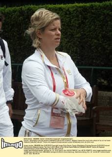 Tennis : Wimbledon training session 24 06 2012 Injured Kim Clijsters - Belgium leaves the court with a block of ice on her hand 