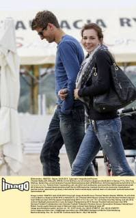 Thomas MUELLER, MÜLLER, DFB Nr.13 mit Ehefrau Lisa am Strand in Sopot am 24.06.2012 in Danzig, P O L E N, Frau, Ehefrau, Spielerfrau, privat Deutsche Fussball Nationalmannschaft, DFB EM Euro 2012 Europameisterschaft 2012 in P o l e n, U k r a i n e