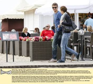 Thomas MUELLER, MÜLLER, DFB Nr.13 mit Ehefrau Lisa am Strand in Sopot am 24.06.2012 in Danzig, P O L E N, Frau, Ehefrau, Spielerfrau, privat Deutsche Fussball Nationalmannschaft, DFB EM Euro 2012 Europameisterschaft 2012 in P o l e n, U k r a i n e