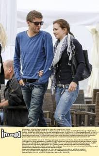 Thomas MUELLER, MÜLLER, DFB Nr.13 mit Ehefrau Lisa am Strand in Sopot am 24.06.2012 in Danzig, P O L E N, Frau, Ehefrau, Spielerfrau, privat Deutsche Fussball Nationalmannschaft, DFB EM Euro 2012 Europameisterschaft 2012 in P o l e n, U k r a i n e