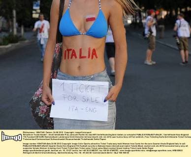Attraktiver Ticket Handel - leicht bekleidete Frau versucht Karten für das EM Viertelfinale England- Italien zu verkaufen 