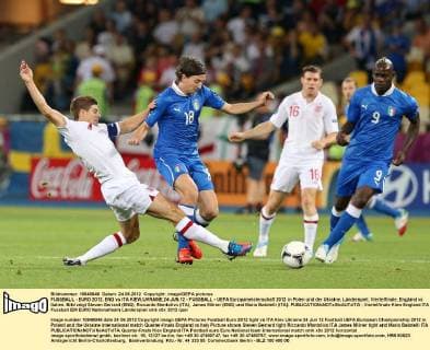 FUSSBALL - EURO 2012, ENG vs ITA KIEW,UKRAINE,24.JUN.12 - FUSSBALL - UEFA Europameisterschaft 2012 in Polen und der Ukraine, Länderspiel, Viertelfinale, England vs Italien. Bild zeigt Steven Gerrard (ENG), Riccardo Montolivo (ITA), James Milner (ENG) und Mario Balotelli (ITA). 