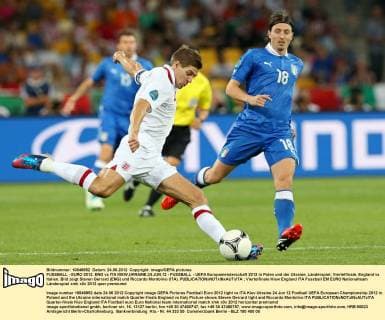 FUSSBALL - EURO 2012, ENG vs ITA KIEW,UKRAINE,24.JUN.12 - FUSSBALL - UEFA Europameisterschaft 2012 in Polen und der Ukraine, Länderspiel, Viertelfinale, England vs Italien. Bild zeigt Steven Gerrard (ENG) und Riccardo Montolivo (ITA). 