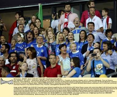 Kiev 24 06 2012 - Euro 2012 -- Italienische Spielerfrauen mit (Mitte) Ilenia Betti (2.li.) , Freundin von Antonio di Natale, ab 5.v.li.: Aleonora Abbagnato , Frau von Federico Balzaretti, Valeria Mettifogo , Frau von Christian Maggio, Silvia Hsieh, Freundin von Alessandro Diamanti (dahinter), Christina de Pin, Freundin von Ricardo Montolivo, Valentina del Vecchio, Freundin von Ignazio Abate