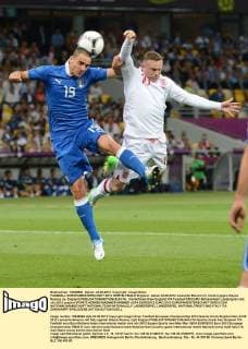FUSSBALL EUROPAMEISTERSCHAFT 2012 VIERTELFINALE England - Italien 24.06.2012 Leonardo Bonucci (li, Italien) gegen Wayne Rooney (re, England) 