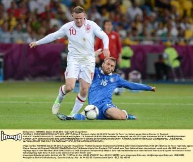 FUSSBALL EUROPAMEISTERSCHAFT 2012 VIERTELFINALE England - Italien 24.06.2012 Daniele De Rossi (re, Italien) gegen Wayne Rooney (li, England) 